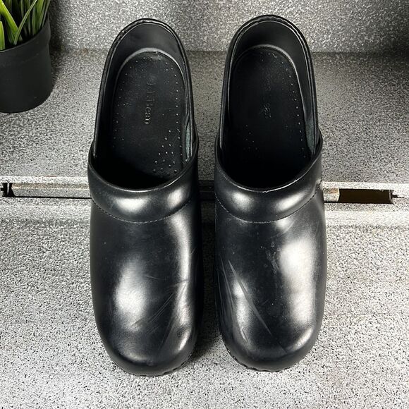 L.L. Bean Ladies 9.5 Black Leather Stapled Wedge Professional Nurse Clogs Shoes - Picture 2 of 7